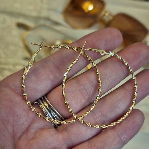 💲6️⃣ Bundled ✔️Gold Tone Hoop Earrings 2" Twist Detail - Picture 1 of 4